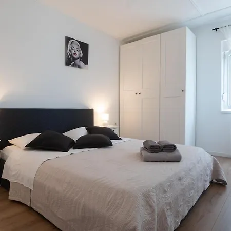 Apartment Holiday Ines Vrsi